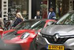Amsterdam 13 juni 2026
Steven Bergwijn met zijn bijzondere porsche 911 GT3 in Amsterdam zuid met zijn vriendin Sem Smit en hun zoontje met au pair
