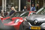 Amsterdam 13 juni 2026
Steven Bergwijn met zijn bijzondere porsche 911 GT3 in Amsterdam zuid met zijn vriendin Sem Smit en hun zoontje met au pair