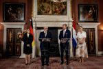 Amsterdam 9 juni 2026
Op uitnodiging van Zijne Majesteit de Koning - Koning Willem Alexander en Koningin Maxima brengt de bondspresident van Duitsland, Frank-Walter Steinmeier, een staatsbezoek aan Nederland. Hij wordt hierbij vergezeld door zijn echtgenote Elke BÃ¼denbender.
