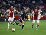 Amsterdam, 2 Mei 2026
Kompetitiewedstrijd AJAX-PSV, eindstand 2-2
Steven Berghuis met Youri Vergeer en Sergino Dest