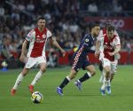 Amsterdam, 2 Mei 2026
Kompetitiewedstrijd AJAX-PSV, eindstand 2-2
Steven Berghuis met Youri Vergeer en Sergino Dest