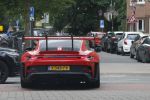 Amsterdam 13 juni 2026
Steven Bergwijn met zijn bijzondere porsche 911 GT3 in Amsterdam zuid met zijn vriendin Sem Smit en hun zoontje met au pair