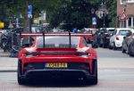 Amsterdam 13 juni 2026
Steven Bergwijn met zijn bijzondere porsche 911 GT3 in Amsterdam zuid met zijn vriendin Sem Smit en hun zoontje met au pair
