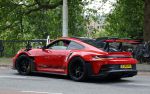 Amsterdam 13 juni 2026
Steven Bergwijn met zijn bijzondere porsche 911 GT3 in Amsterdam zuid met zijn vriendin Sem Smit en hun zoontje met au pair