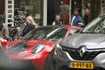 Amsterdam 13 juni 2026
Steven Bergwijn met zijn bijzondere porsche 911 GT3 in Amsterdam zuid met zijn vriendin Sem Smit en hun zoontje met au pair