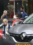 Amsterdam 13 juni 2026
Steven Bergwijn met zijn bijzondere porsche 911 GT3 in Amsterdam zuid met zijn vriendin Sem Smit en hun zoontje met au pair