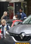 Amsterdam 13 juni 2026
Steven Bergwijn met zijn bijzondere porsche 911 GT3 in Amsterdam zuid met zijn vriendin Sem Smit en hun zoontje met au pair