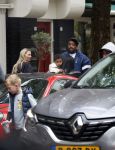 Amsterdam 13 juni 2026
Steven Bergwijn met zijn bijzondere porsche 911 GT3 in Amsterdam zuid met zijn vriendin Sem Smit en hun zoontje met au pair