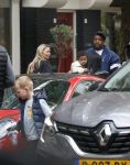 Amsterdam 13 juni 2026
Steven Bergwijn met zijn bijzondere porsche 911 GT3 in Amsterdam zuid met zijn vriendin Sem Smit en hun zoontje met au pair