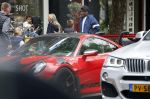 Amsterdam 13 juni 2026
Steven Bergwijn met zijn bijzondere porsche 911 GT3 in Amsterdam zuid met zijn vriendin Sem Smit en hun zoontje met au pair