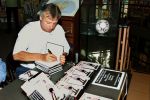 Helmond, 1 juni 2002
Willy v d Kuylen signeert zijn boek naast hem auteur
Jan Winkelmolen



PETER SMULDERS BV