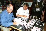 Helmond, 1 juni 2002
Willy v d Kuylen signeert zijn boek naast hem auteur
Jan Winkelmolen



PETER SMULDERS BV