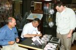 Helmond, 1 juni 2002
Willy v d Kuylen signeert zijn boek naast hem auteur
Jan Winkelmolen



PETER SMULDERS BV