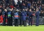 Eindhoven, 6 December 2016 Laatse groepswedstrijd in de Champions League Seizoen 2016/2017 PSV-FC Rostov, eindstand 0-0 en uitschakeling voor het gehele Europese Voetbal.
Willy v d Kuylen ontvangt uit handen van Marcel Brands een fotoboek