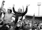 Eindhoven, 11 mei 1975
PSV Landskampioen, seizoen 1974/1975
Willy v d Kuylen en Kees Rijvers op de schouders bij reserve doelman Andre v Gerven.

PETER SMULDERS BV