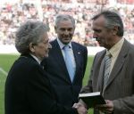 Eindhoven, 20 Oktober 2006 
Kompetitiewedstrijd PSV-Roda JC Seizoen 2006/2007
Eindstand 4-1
Willy v d Kuylen overhandigt het boek over Coen dillen aan de weduwe. In het midden voorzitter Frits Schuitema