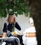 Amsterdam 3 juli 2026
Annekee Molenaar met haar moeder op een terras in Amsterdam zuid.
