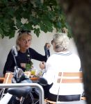 Amsterdam 3 juli 2026
Annekee Molenaar met haar moeder op een terras in Amsterdam zuid.