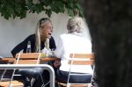 Amsterdam 3 juli 2026
Annekee Molenaar met haar moeder op een terras in Amsterdam zuid.