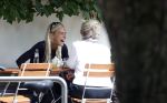 Amsterdam 3 juli 2026
Annekee Molenaar met haar moeder op een terras in Amsterdam zuid.