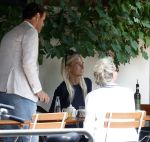 Amsterdam 3 juli 2026
Annekee Molenaar met haar moeder op een terras in Amsterdam zuid. Er schoven ook nog kennissen aan 