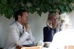 Amsterdam 3 juli 2026
Annekee Molenaar met haar moeder op een terras in Amsterdam zuid. Er schoven ook nog kennissen aan 