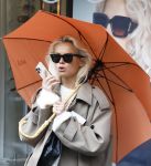 Amsterdam 15 mei 2026
Annekee Molenaar met zonnebril telefoon en Paraplu in Amsterdam zuid.
