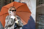 Amsterdam 15 mei 2026
Annekee Molenaar met zonnebril telefoon en Paraplu in Amsterdam zuid.