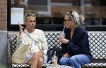 Amsterdam 30 juli 2026
Annekee Molenaar met haar moeder op terras bij joe and the juice