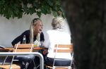 Amsterdam 3 juli 2026
Annekee Molenaar met haar moeder op een terras in Amsterdam zuid. Mark Baanders laat haar lachen 