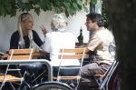 Amsterdam 3 juli 2026
Annekee Molenaar met haar moeder op een terras in Amsterdam zuid. Mark Baanders laat haar lachen 