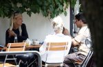 Amsterdam 3 juli 2026
Annekee Molenaar met haar moeder op een terras in Amsterdam zuid. Mark Baanders laat haar lachen 