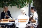 Amsterdam 3 juli 2026
Annekee Molenaar met haar moeder op een terras in Amsterdam zuid. Mark Baanders laat haar lachen 