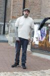 Arnhem 13 mei 2026
Ben Saunders loopt met een wandelstok omdat hij een drie dubbele hernia heeft .