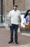 Arnhem 13 mei 2026
Ben Saunders loopt met een wandelstok omdat hij een drie dubbele hernia heeft .