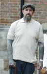 Arnhem 13 mei 2026
Ben Saunders loopt met een wandelstok omdat hij een drie dubbele hernia heeft .