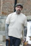 Arnhem 13 mei 2026
Ben Saunders loopt met een wandelstok omdat hij een drie dubbele hernia heeft .