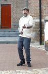 Arnhem 13 mei 2026
Ben Saunders loopt met een wandelstok omdat hij een drie dubbele hernia heeft .