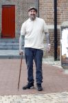 Arnhem 13 mei 2026
Ben Saunders loopt met een wandelstok omdat hij een drie dubbele hernia heeft .