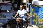 Amsterdam 7 juli 2026
Caroline Tensen doet op de fiets boodschappen in Amsterdam zuid.