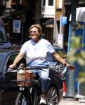 Amsterdam 7 juli 2026
Caroline Tensen doet op de fiets boodschappen in Amsterdam zuid.