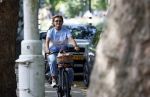 Amsterdam 7 juli 2026
Caroline Tensen doet op de fiets boodschappen in Amsterdam zuid.