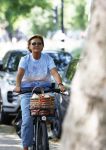 Amsterdam 7 juli 2026
Caroline Tensen doet op de fiets boodschappen in Amsterdam zuid.