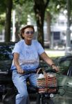 Amsterdam 7 juli 2026
Caroline Tensen doet op de fiets boodschappen in Amsterdam zuid.