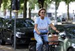 Amsterdam 7 juli 2026
Caroline Tensen doet op de fiets boodschappen in Amsterdam zuid.