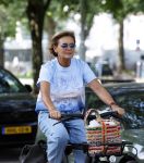 Amsterdam 7 juli 2026
Caroline Tensen doet op de fiets boodschappen in Amsterdam zuid.