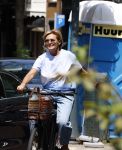 Amsterdam 7 juli 2026
Caroline Tensen doet op de fiets boodschappen in Amsterdam zuid.