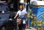 Amsterdam 7 juli 2026
Caroline Tensen doet op de fiets boodschappen in Amsterdam zuid.