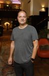 Amsterdam 11 juli 2026
Vandaag was het 25 jaar geleden dat Herman Brood zelf moord pleegde door van het Hilton Hotel af te springen .
Aanwezig Xandra Brood Holly Brood met partner Soy Kroon en Lola Brood met partner en 2 kinderen . Het vond Plaats in het Americain Hotel. Cees Boot