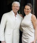 Blaricum / Amstelveen 28 mei 2026
Oger Lusink en zijn vrouw Ellen trouwen in het gemeentehuis van Blaricum en daarna hebben ze een lunch bij restaurant Aan de Poel . Dries Roelvink en zijn vrouw Honoria